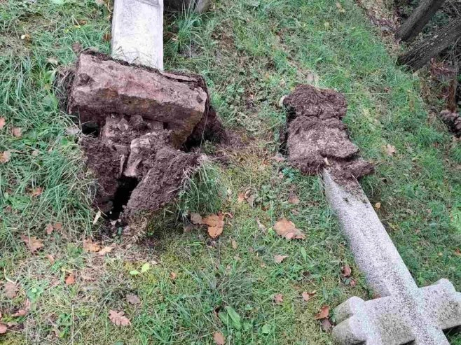 Срушени крстови