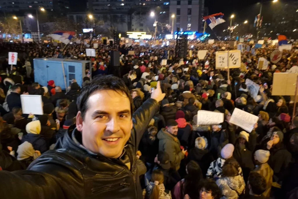 kesic-ns.jpg Комичар Зоран Кесић на студентском протесту у Новом Саду, 1. фебруар 2025. (Фото: Facebook/Zoran Kesić)