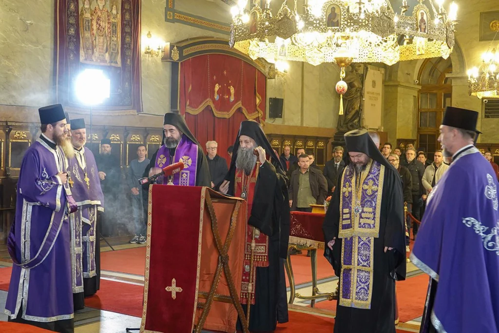 Помен свим невино пострадалима у мартовском погрому 2004. године на Косову и Метохији у Саборној цркви Светог архангела Михаила у Београду 2025. године.